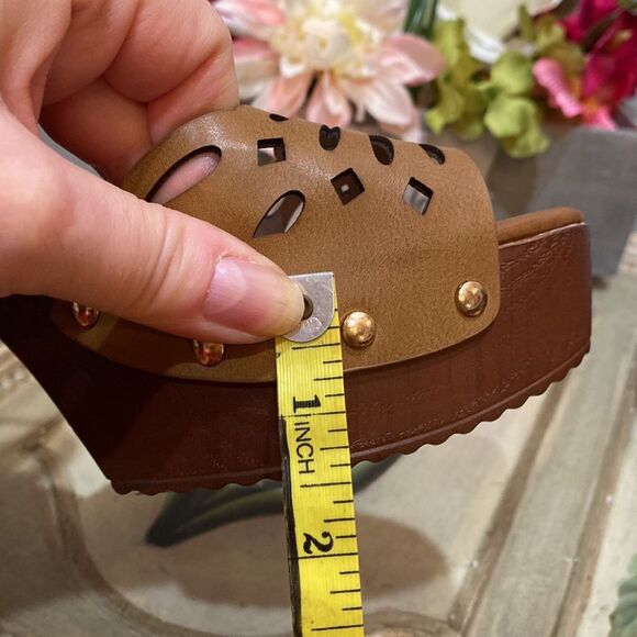 Kayleen Los Angeles Queen Studded Sandals Sz 8.5 NWOT - Picture 15 of 16